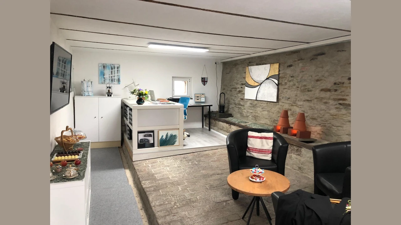 Modernes Büro / Atelier / Designstudio in einem alten Kuhstall